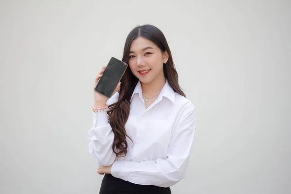 Retrato Tailandés Adulto Oficina Chica Mostrar Teléfono Sonrisa —  Fotos de Stock