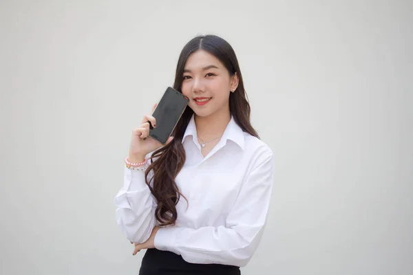 Portrét Thajské Dospělé Kanceláře Dívka Ukázat Svůj Telefon Úsměv — Stock fotografie