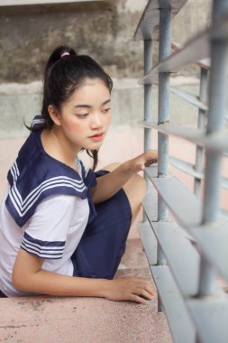 Japon öğrenci üniformalı güzel kız mutlu ve rahatlamış.