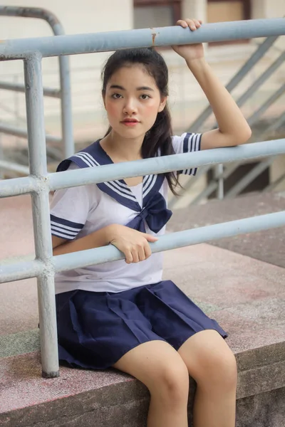 Japon öğrenci üniformalı güzel kız mutlu ve rahatlamış.