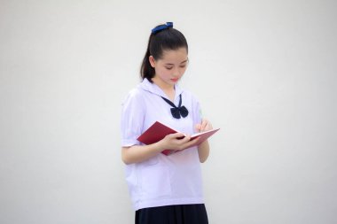Asya Thai Ortaokulu öğrencisi üniforması güzel kız Bir kitap yaz