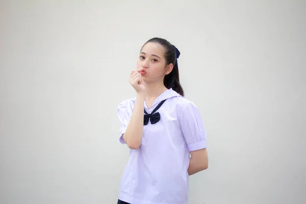 タイの肖像中学校の生徒制服美しいです女の子与えます心 — ストック写真