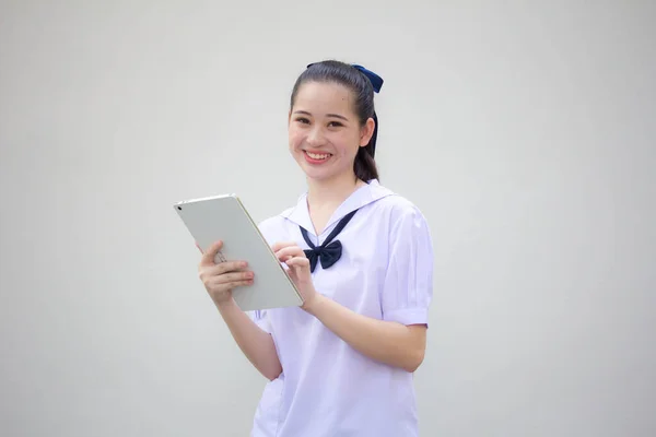 アジアタイ中学校生徒制服美しいです女の子使用彼女のタブレット — ストック写真