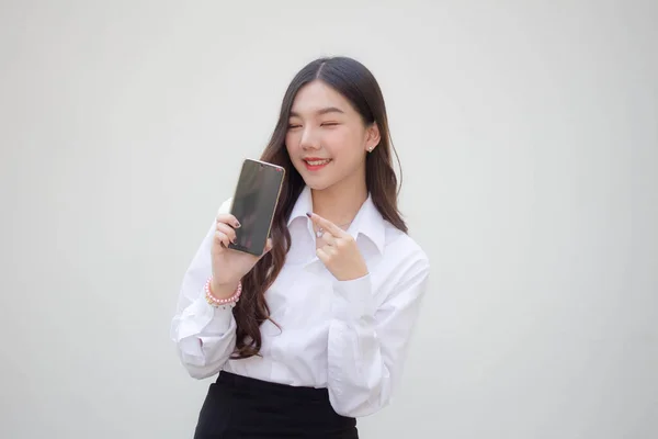 Portrét Thajské Dospělé Kanceláře Dívka Ukázat Svůj Telefon Úsměv — Stock fotografie