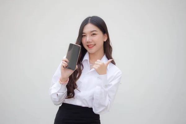 Taylandlı Yetişkin Ofis Kızı Portresi Telefonunu Göster Gülümse — Stok fotoğraf