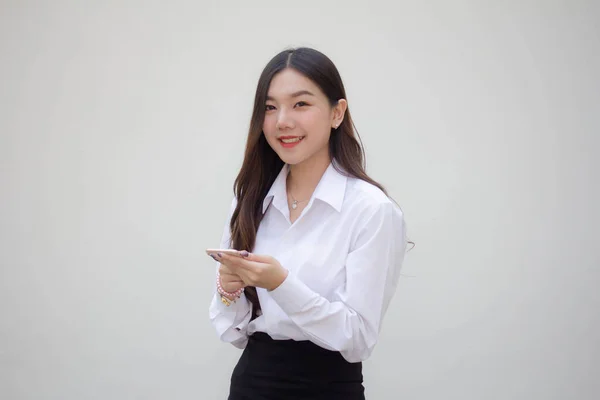 Potret Gadis Kantor Dewasa Thai Menggunakan Teleponnya Dan Tersenyum — Stok Foto
