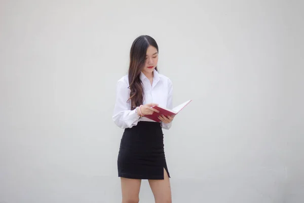 Portret Tajski Dorosłych Biuro Dziewczyna Czytać Książkę — Zdjęcie stockowe