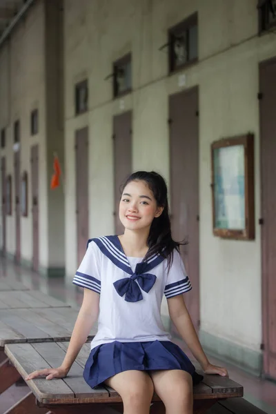 日本人ティーン美しいです女の子で学生制服幸せとリラックス — ストック写真