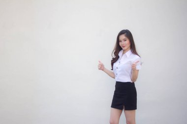 Taylandlı yetişkin öğrenci üniforması. Harika bir kız.