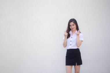 Taylandlı yetişkin üniversite üniforması güzel kız kalbini verir.