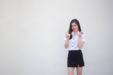 Taylandlı yetişkin üniversite üniforması güzel kız kalbini verir.