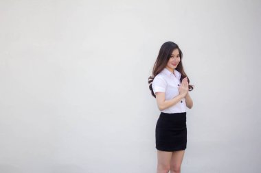 Taylandlı yetişkin öğrenci üniforması. Güzel kız. Saygı göster.