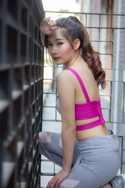 亚洲成年人穿运动服的漂亮姑娘 — 图库照片