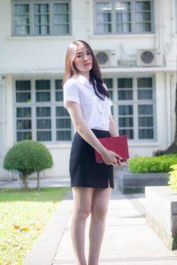 Taylandlı üniversite öğrencisi dinleniyor.