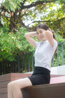 Taylandlı üniversite öğrencisi dinleniyor.