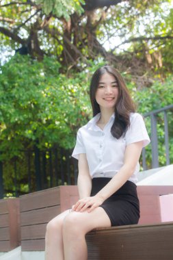 Taylandlı üniversite öğrencisi dinleniyor.