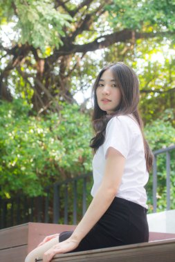 Taylandlı üniversite öğrencisi dinleniyor.