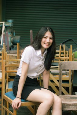 Yetişkin öğrenci üniforması güzel kız gülümse ve rahatla.