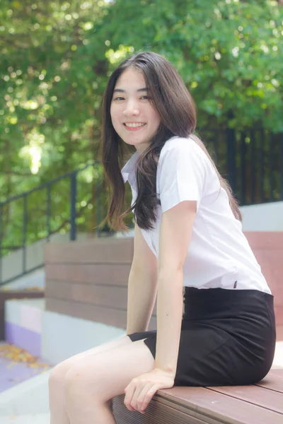 Thai Női Egyetemi Hallgató Pihenés — Stock Fotó