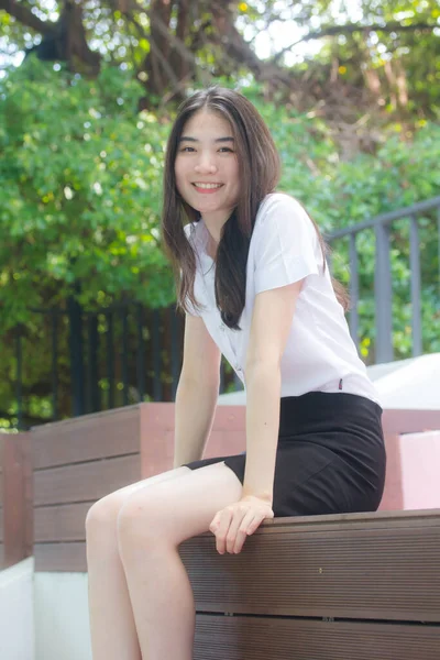 Thaise Vrouwelijke Universiteit Student Rusten — Stockfoto