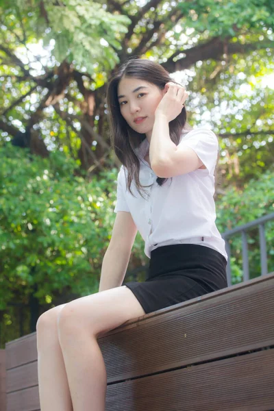 Thaise Vrouwelijke Universiteit Student Rusten — Stockfoto