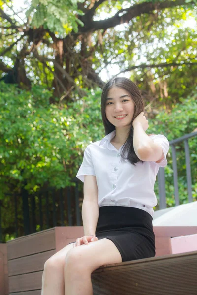 Thailändska Kvinnliga Universitetsstuderande Vilar — Stockfoto