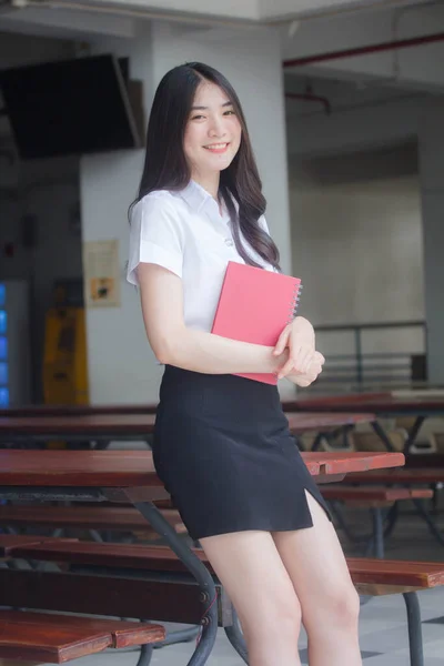 Tajska Studentka Uniwersytetu Odpoczywa — Zdjęcie stockowe