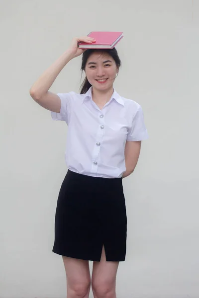 Thai Adult Student Universität Uniform Hübsch Mädchen Zeigen Ein Buch — Stockfoto