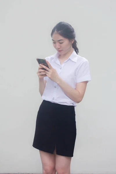 Tajski Dorosły Student Uniwersytet Mundur Piękna Dziewczyna Pomocą Jej Telefon — Zdjęcie stockowe