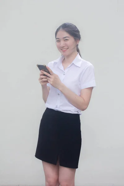 กเร ยนไทยผ ใหญ ดมหาว ทยาล ยสาวสวยใช โทรศ ของเธอและย — ภาพถ่ายสต็อก