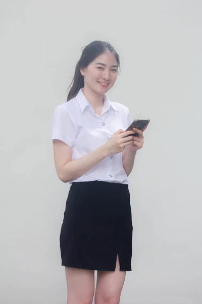 Tajski Dorosły Student Uniwersytet Mundur Piękna Dziewczyna Pomocą Jej Telefon — Zdjęcie stockowe