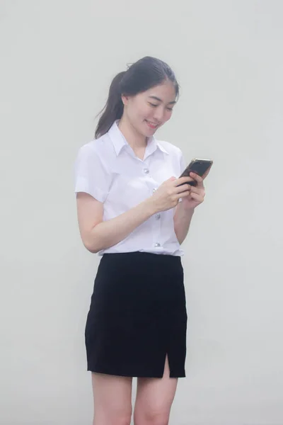 泰国人校服漂亮女孩用手机笑着 — 图库照片