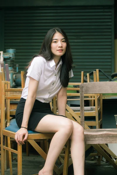 Thai Adulte Étudiant Université Uniforme Belle Fille Sourire Détendre — Photo