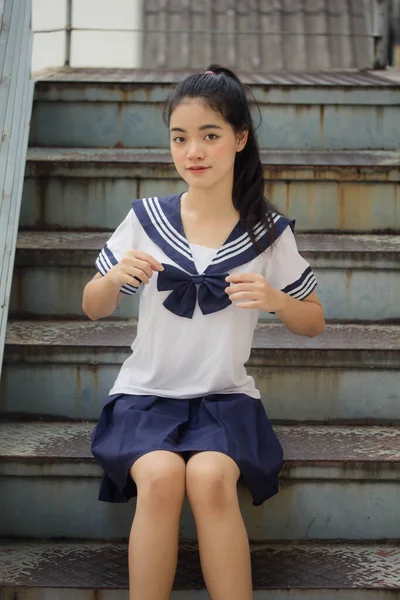 Gadis Cantik Remaja Jepang Dengan Seragam Pelajar Senang Dan Santai — Stok Foto