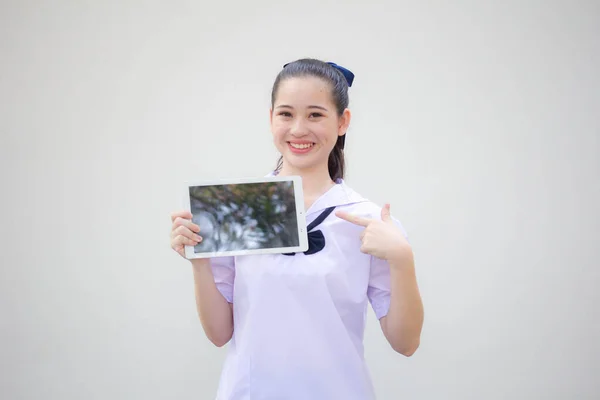 Asya Thai Ortaokul Üniforması Güzel Kız Tabletini Göster — Stok fotoğraf
