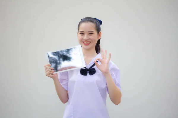 아시아 고등학생 유니폼을 아름다운 소녀가 태블릿을 있습니다 — 스톡 사진