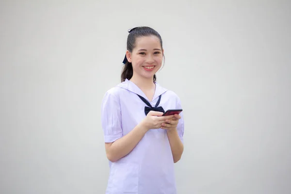 Asya Thai Ortaokul Üniforması Güzel Kız Telefonunu Kullanıyor Gülümsüyor — Stok fotoğraf