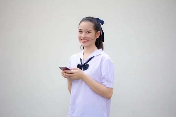 Asia Thai Junior Lycéenne Uniforme Belle Fille Utilisant Son Téléphone — Photo