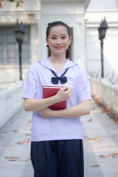 아시아 중학생 제복을 아름다운 소녀가 미소를 긴장을 — 스톡 사진