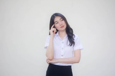 Taylandlı yetişkin üniversite üniforması güzel kız Düşün