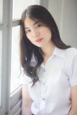 Taylandlı üniversite öğrencisi dinleniyor.