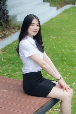 Yetişkin öğrenci üniforması güzel kız gülümse ve rahatla.