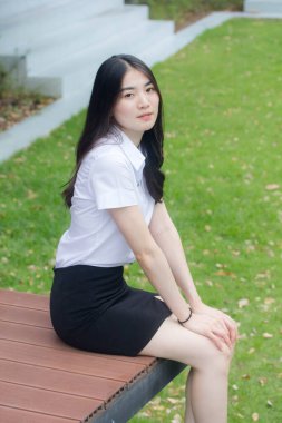 Yetişkin öğrenci üniforması güzel kız gülümse ve rahatla.