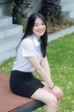 Yetişkin öğrenci üniforması güzel kız gülümse ve rahatla.