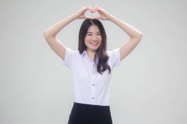 Taylandlı yetişkin üniversite üniforması güzel kız kalbini verir.