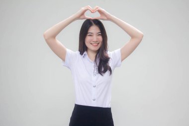 Taylandlı yetişkin üniversite üniforması güzel kız kalbini verir.