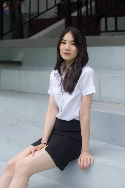 Tailandés Adulto Estudiante Universidad Uniforme Hermosa Chica Sonrisa Relajarse —  Fotos de Stock