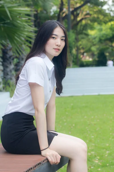 Thai Vuxen Student Universitet Uniform Vacker Flicka Leende Och Koppla — Stockfoto