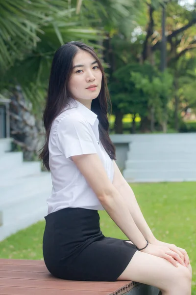 Tailandés Adulto Estudiante Universidad Uniforme Hermosa Chica Sonrisa Relajarse — Foto de Stock