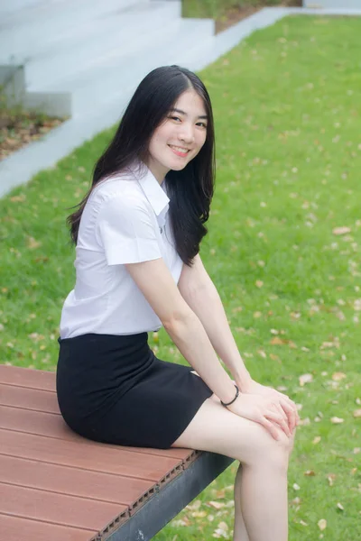 Yetişkin Öğrenci Üniforması Güzel Kız Gülümse Rahatla — Stok fotoğraf